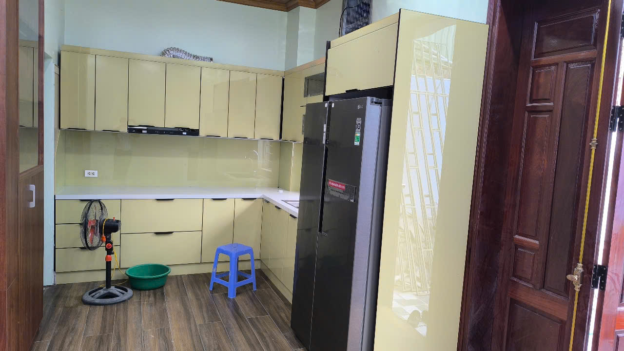 Cải tạo phòng bếp, sử dụng vật liệu mới, tủ bếp inox cánh kính