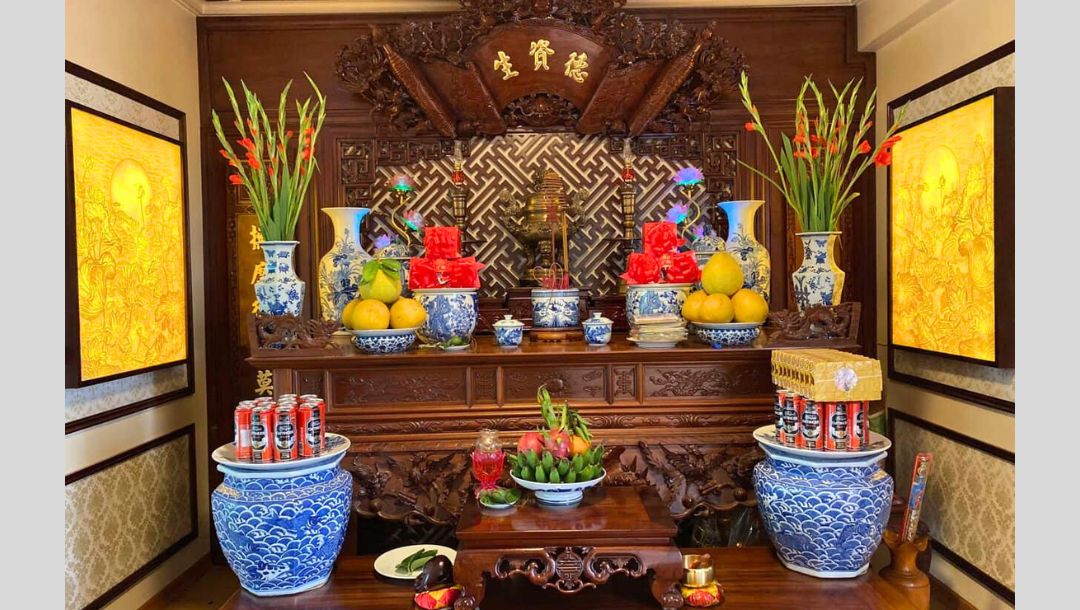 Phòng thờ được sắp xếp gọn gàng chuẩn phong thủy tạo nên sự trang nghiêm, ấm cúng