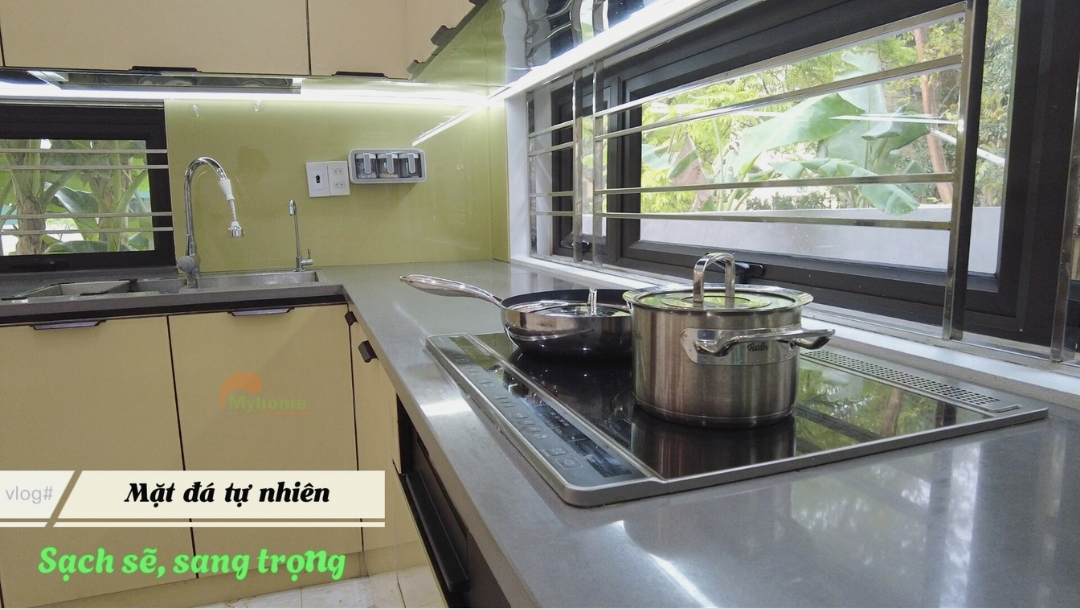 Mặt đá tự nhiên tông màu ghi xám, bề mặt trơn nhẵn không bám bẩn, dễ lau chùi