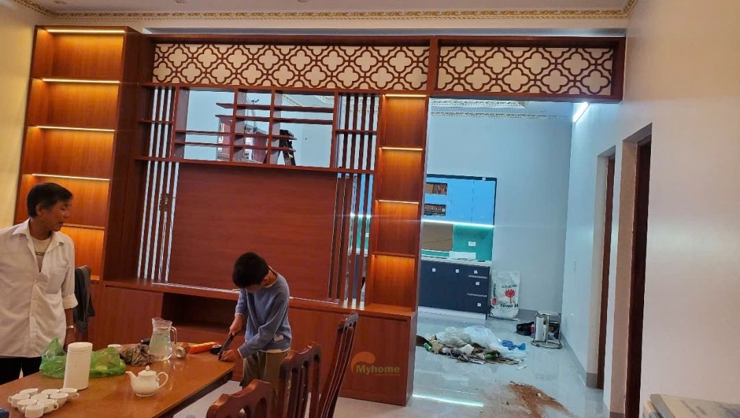 Vách ngăn khách bếp vừa tạo không gian liền mạch phòng khách và phòng bếp. Vừa tạo sự riêng tư của từng phòng