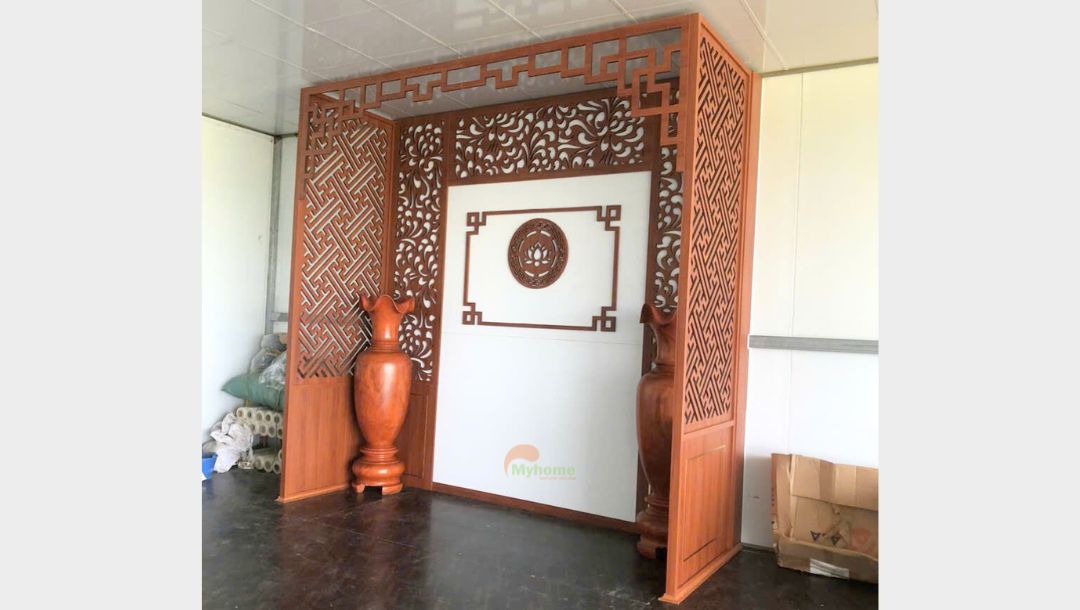 Mẫu ốp phòng thờ hiện đại tối giản, sử dụng gỗ công nghiệp phủ melamine chống xước.