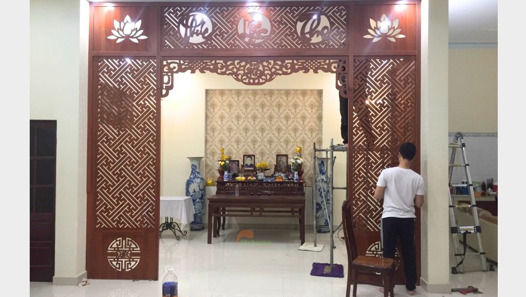 Thi công vách phòng thờ tại Bùi Thị Cúc, TP Hưng Yên. Cổng vào hoành tráng, hiện đại, cứ ngỡ đang vào hoàng cung