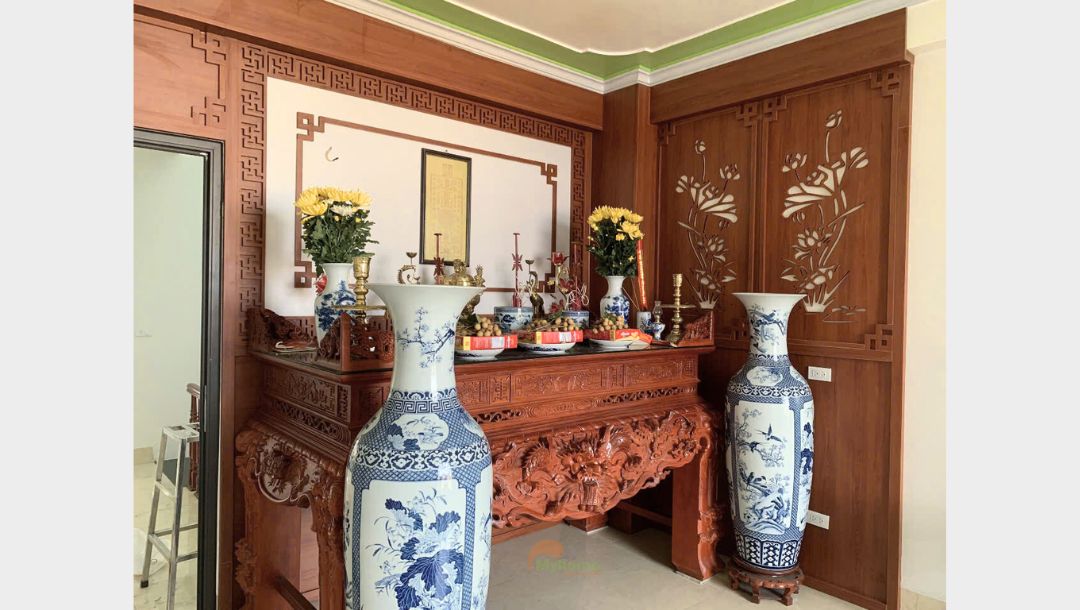 Vách ốp phòng thờ gỗ MDF được thiết kể tỉ mỉ từng góc cạnh. Đây là nơi gia chủ đặt rất nhiều tâm huyết vào đó