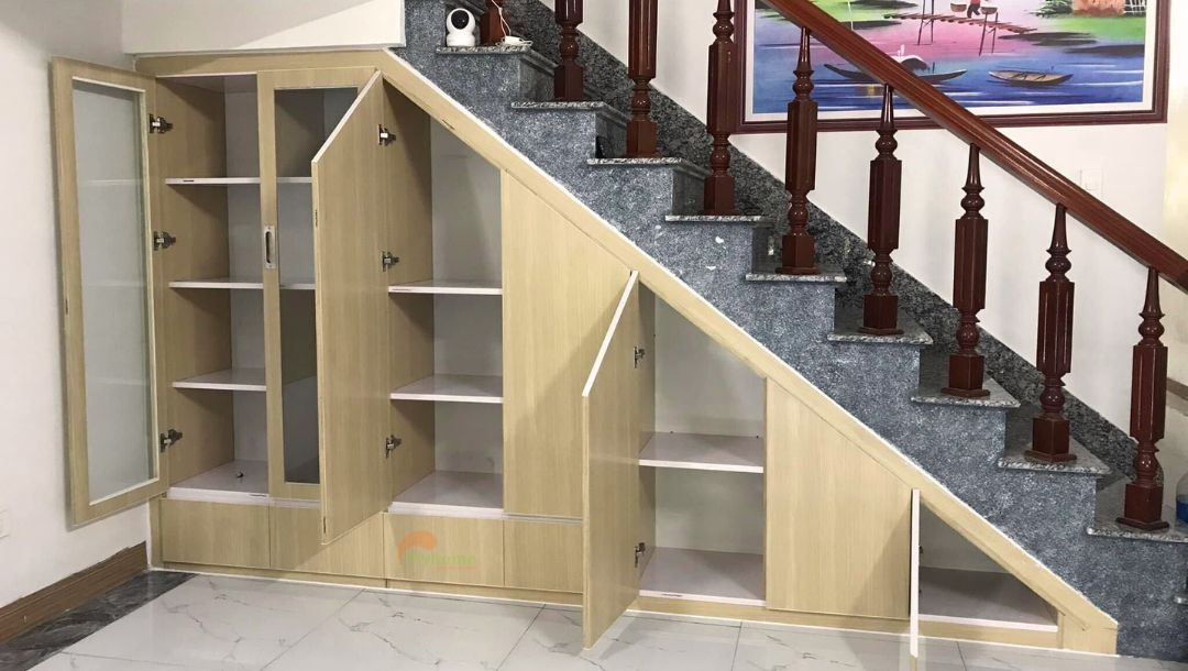 Tủ cầu thang được thiết kế với các tủ chứa đồ kín đáo, gia tăng không gian lưu trữ