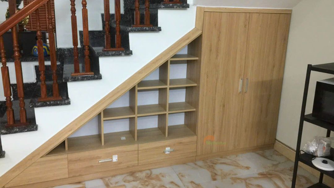 Thi công tủ cầu thang, một bên tận dụng khoang tủ quần áo, một bên làm giá kệ trang trí