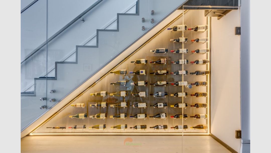 Gầm cầu thang như biến thành hầm rượu với kệ để các loại rượu quý trưng bày