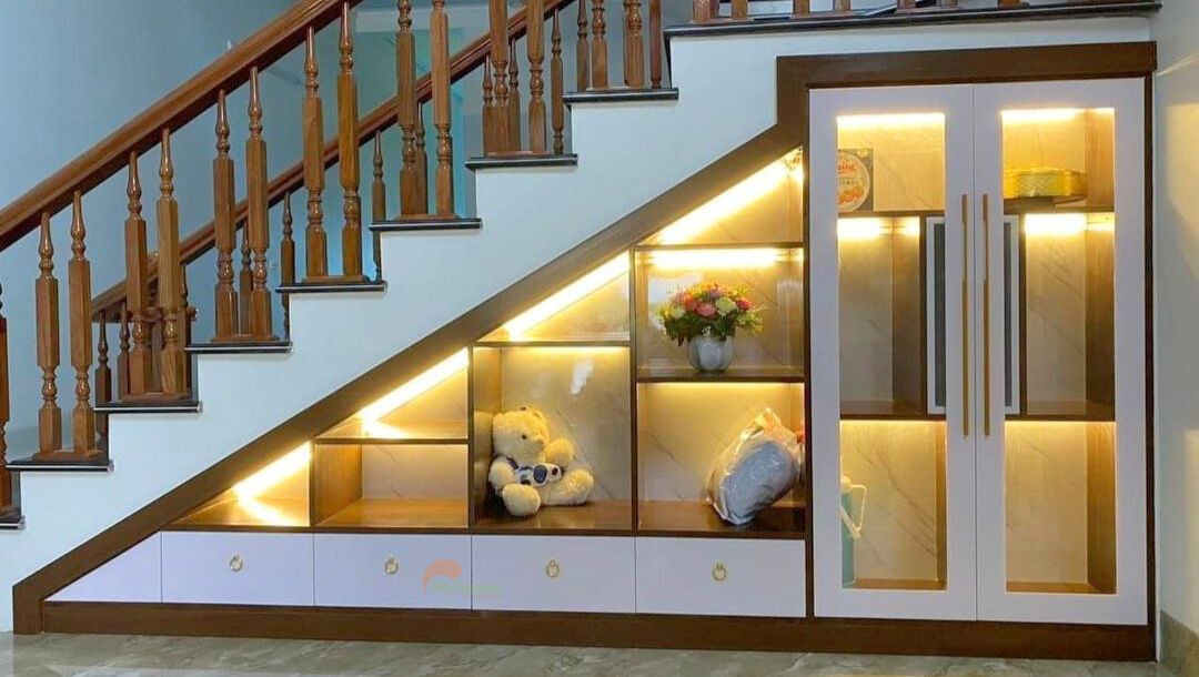Kệ trang trí sáng rực một gian nhà với thiết kế dưới gầm cầu thang một cách khéo léo