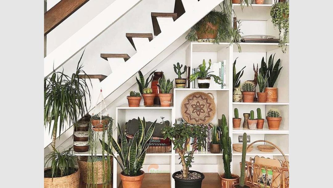 Góc cầu thang biến thành khu vườn cây xanh. Thiết kế giúp ngôi nhà trở nên gần gũi với thiên nhiên