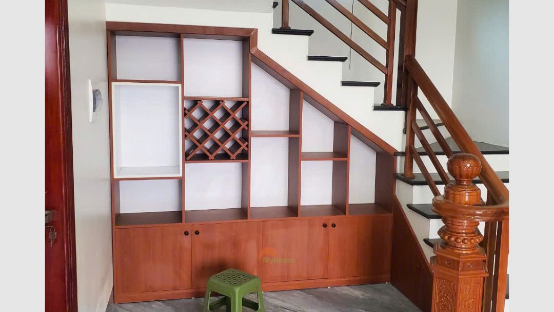 Tủ cầu thang được thiết kế là một kệ trưng bày. Góc khuất biến thành nơi decor tâm điểm của căn nhà