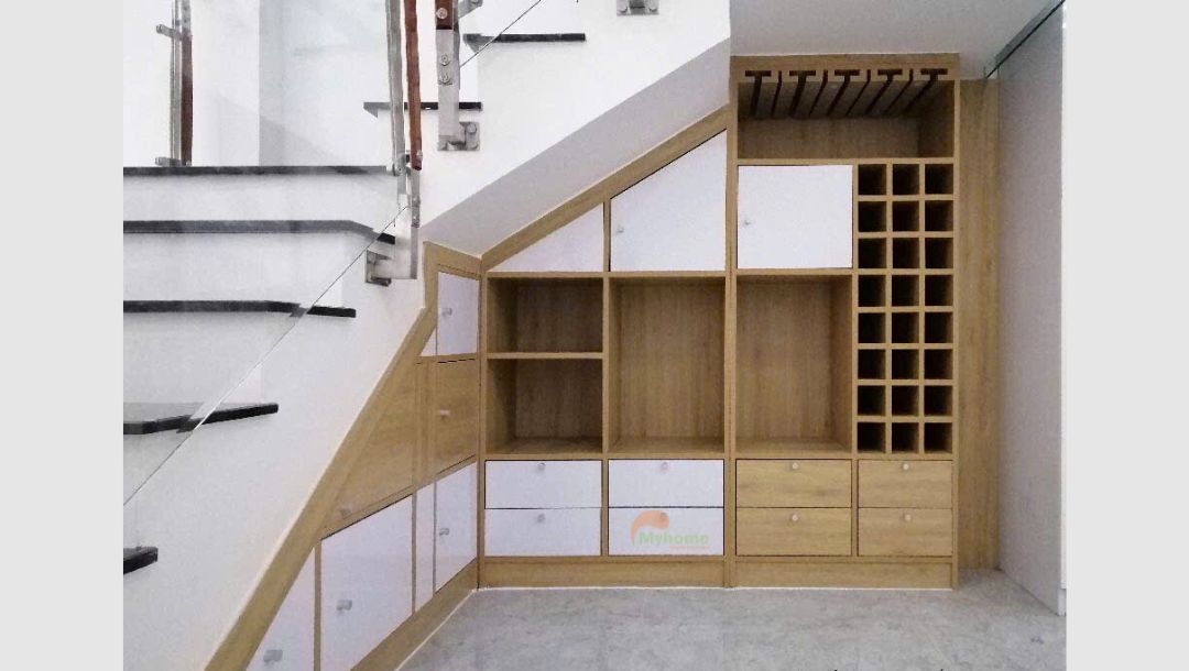 Thi công tủ cầu thang gỗ MDF với các kệ ngăn trang trí và ô để rượu. Vừa hiện đại vừa tận dụng tối đa diện tích