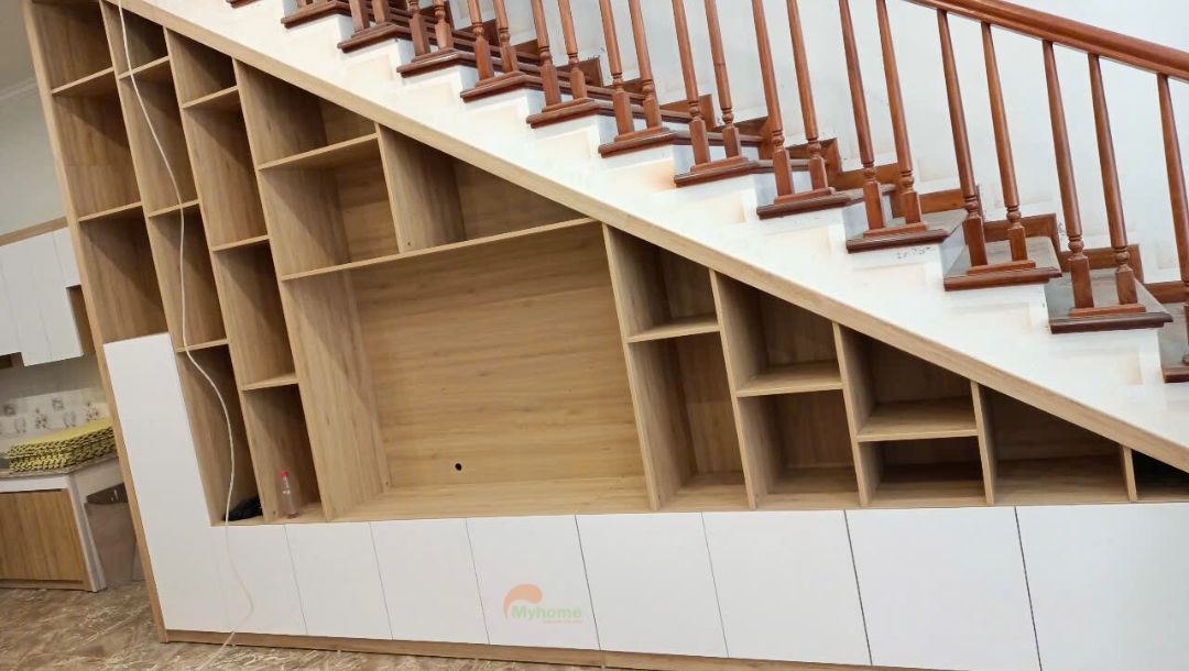 Kệ tivi được thiết kế tận dụng vị trí dưới gầm cầu thang. Thiết kế biến không gian tưởng chừng như khó thiết kế thành 1 không gian lý tưởng