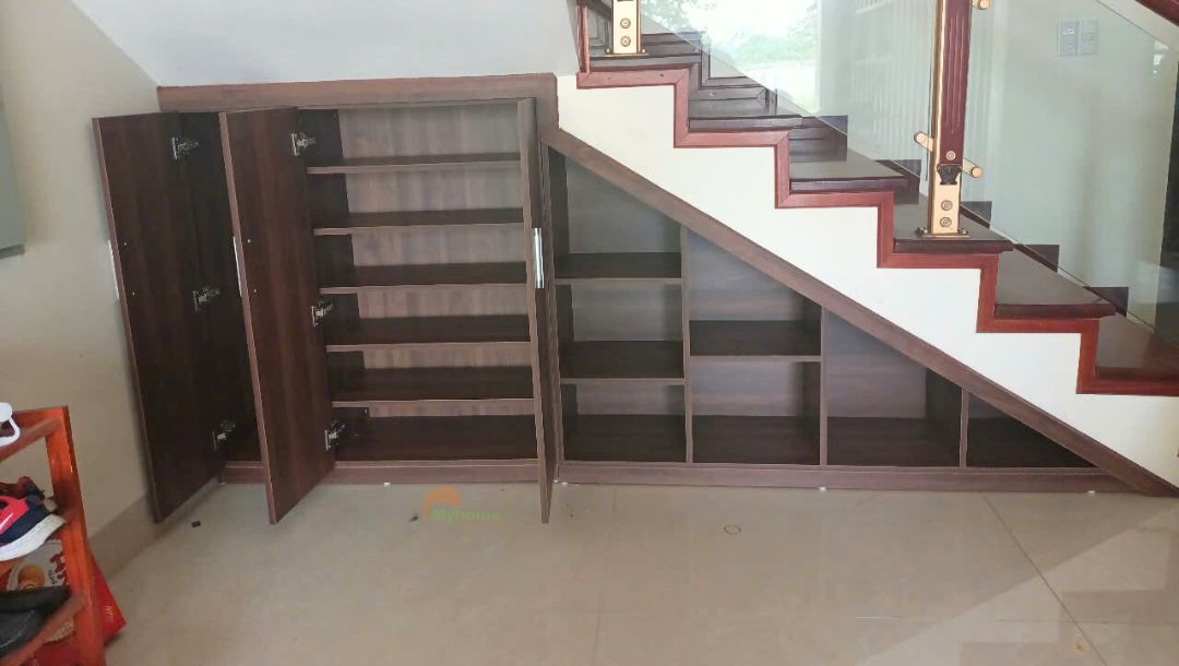 Khoang tủ cầu thang được thiết kế tích hợp tủ giày và kệ trang trí.