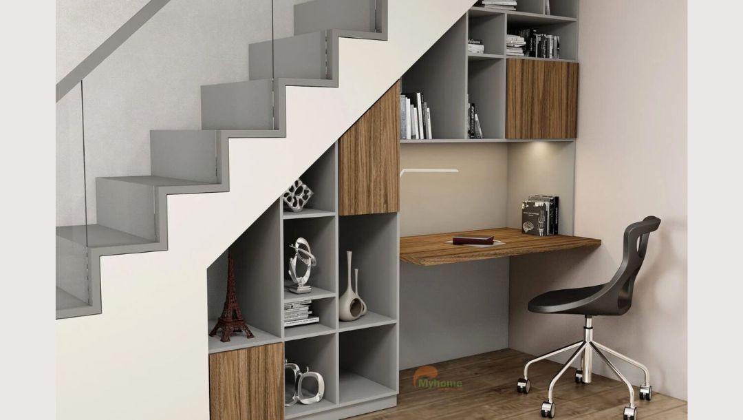 Gầm cầu thang bống biến thành nơi học tập riêng tư. Vừa rộng rãi thoáng đãng, mà chả lo có ai làm phiền.