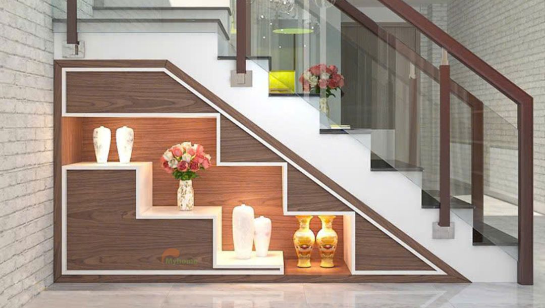 Gầm cầu thang trở thành nơi decor tại phòng khách. Với thiết kế cách điệu giúp việc bài trí nội thất trong căn nhà trở nên gọn gàng và phong cách hơn