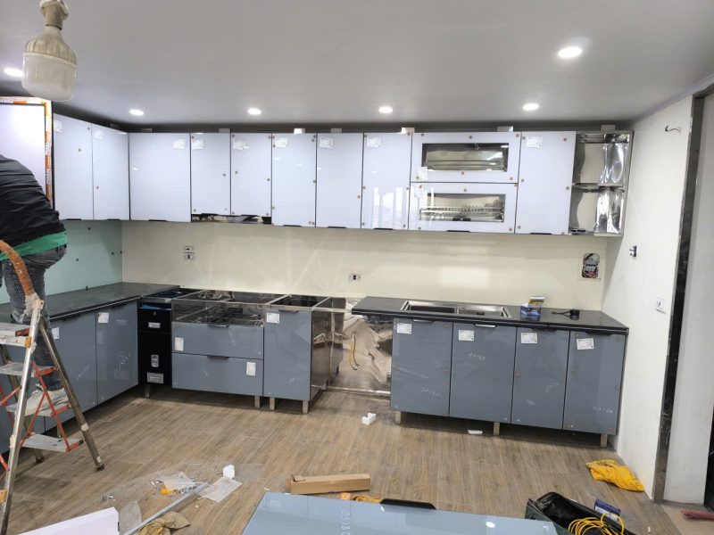 Công trình tủ bếp inox cánh kính đang hoàn thiện