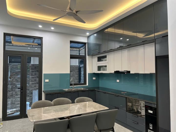 Tủ bếp inox cánh kính Myhome thi công tại Vinhome Hưng Yên