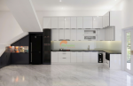 Tổng thể tủ bếp inox tone trắng thiết kế chữ L rộng rãi.
