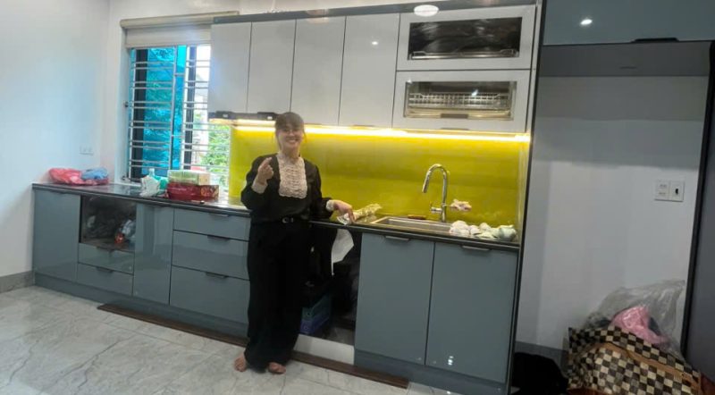 Tủ bếp inox cánh kính chữ I cho căn hộ chung cư
