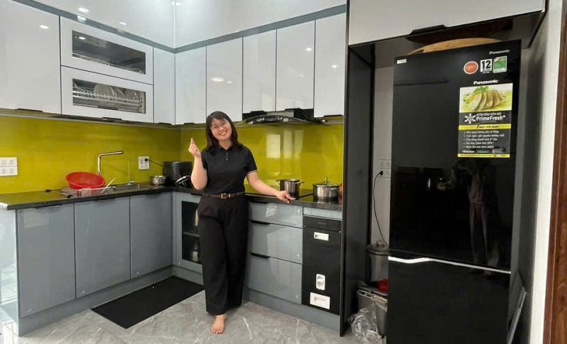 Tủ bếp inox cánh kính chữ L hiện đại cho nhà phố
