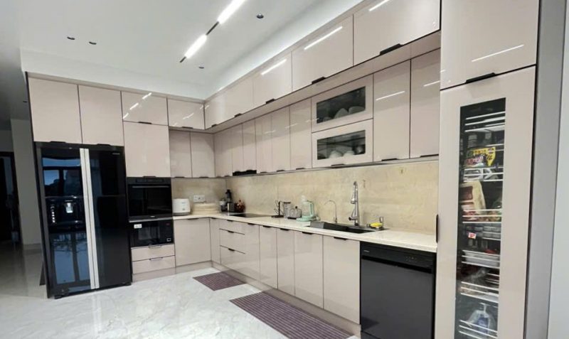 Tủ bếp inox cánh kính chữ L hiện đại cho nhà phố
