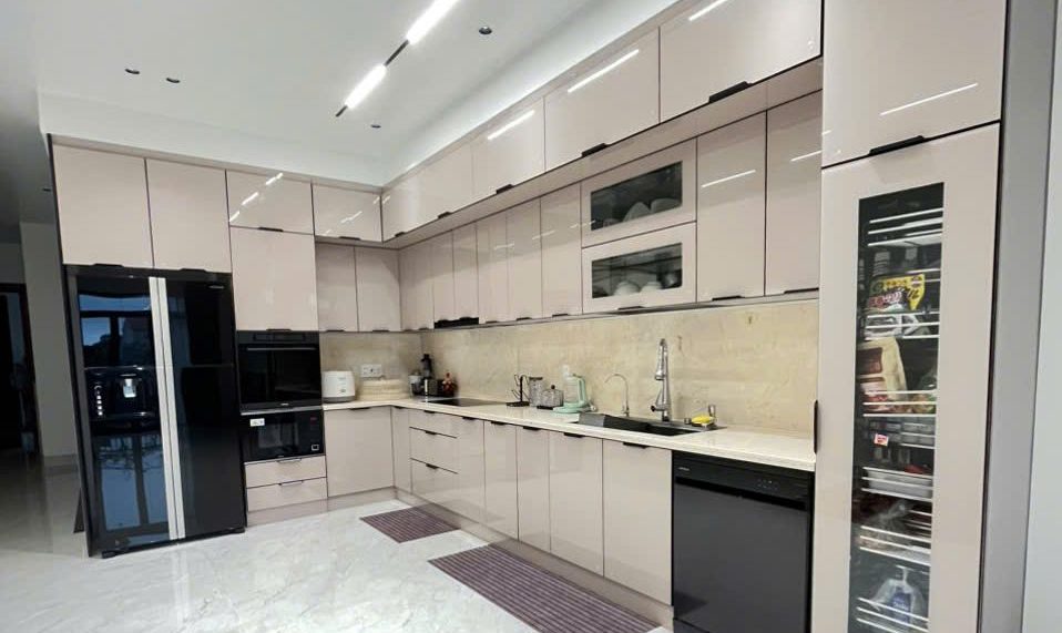 Tủ bếp inox cánh kính chữ L hiện đại cho nhà phố