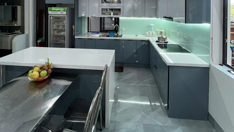Tủ bếp inox cánh kính kết hợp đảo bếp hiện đại