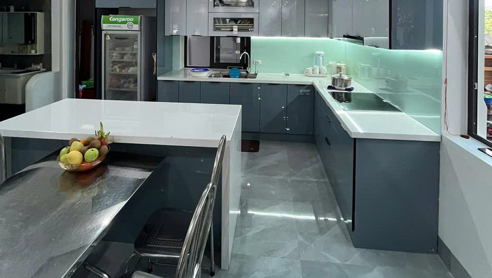 Tủ bếp inox cánh kính kết hợp đảo bếp hiện đại