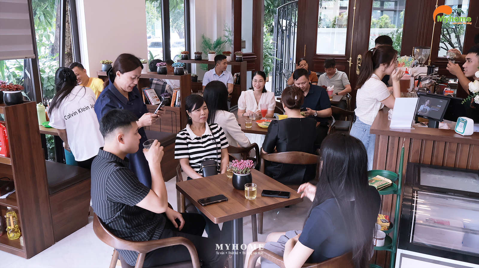 Khách hàng sử dụng không gian Café Phố Hiến