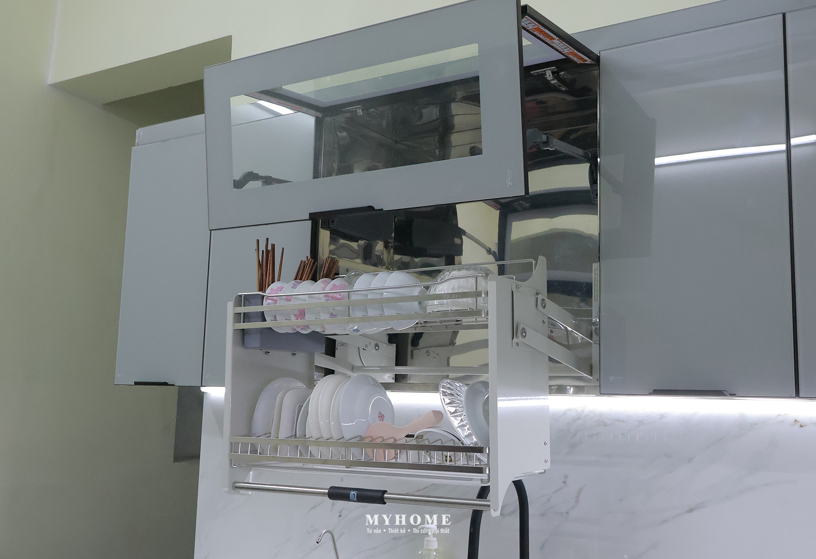Phụ kiện tủ trên khi mở sử dụng