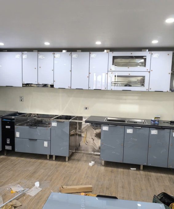 cong-trinh-tu-bep-inox-dang-hoan-thien Công trình tủ bếp inox cánh kính đang hoàn thiện
